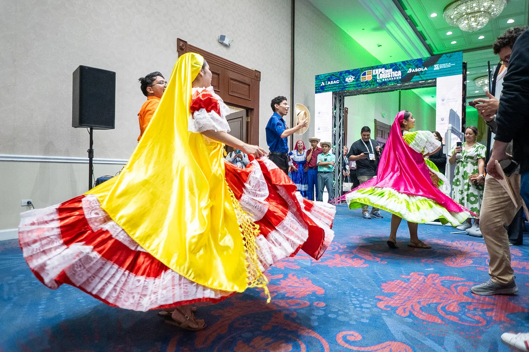 Presentación cultural durante el cierre de Expo Logística 2025.