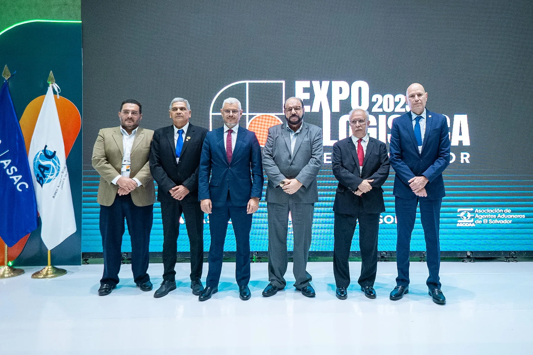 Autoridades y representantes durante la apertura de Expo Logística 2025