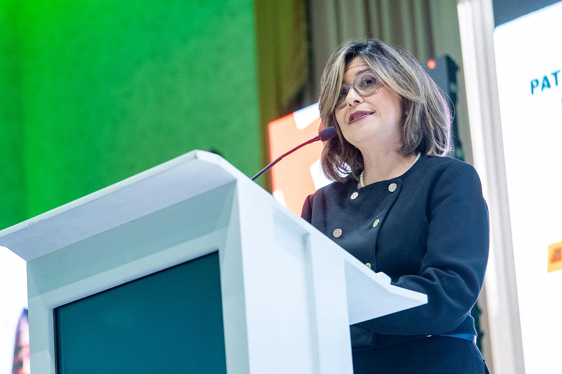 Conferencia desde el podio principal durante Expo Logística 2025.