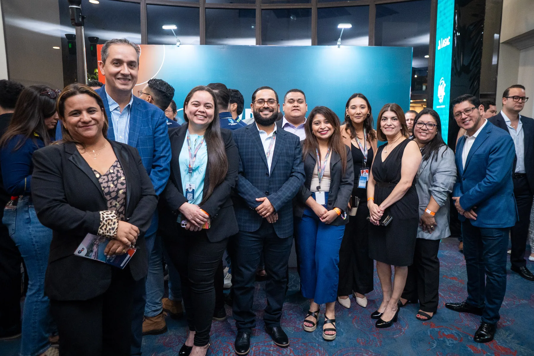 Grupo de asistentes reunidos durante Expo Logística 2025.