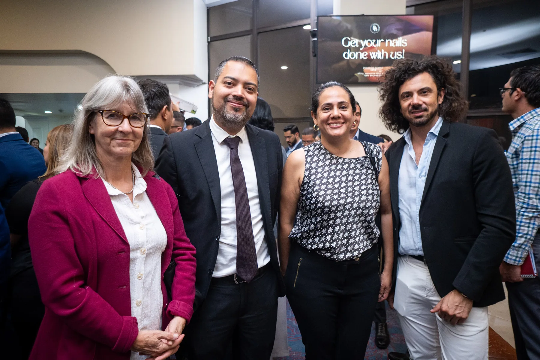 Asistentes y representantes del sector durante el networking de Expo Logística 2025.
